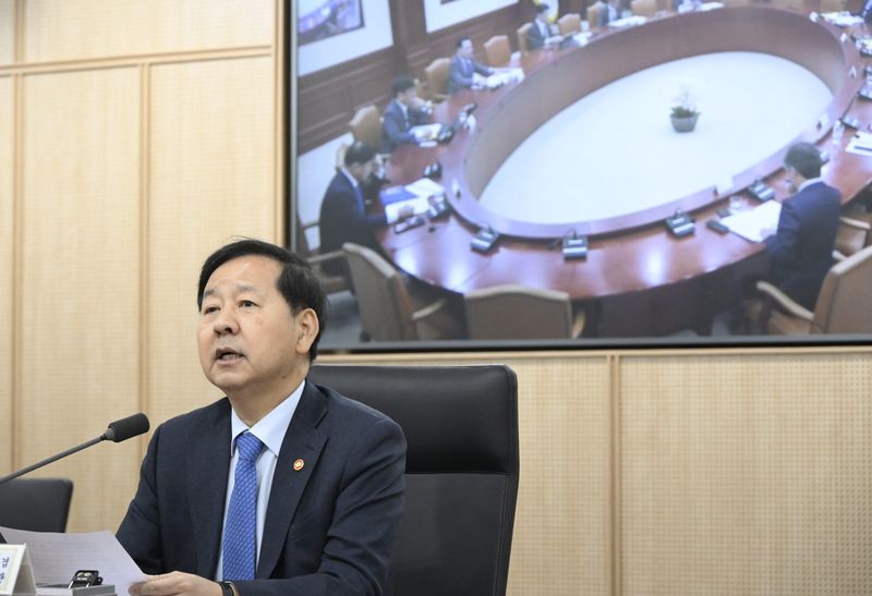 물러나는 구윤철