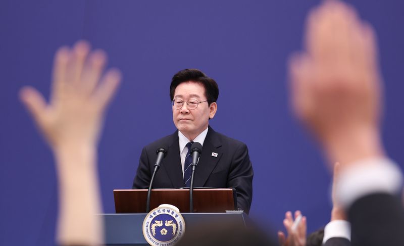 이재명 대통령이 18일 청와대 영빈관에서 열린 현안 기자회견에서 기자들의 질문을 받고 있다. 뉴스1