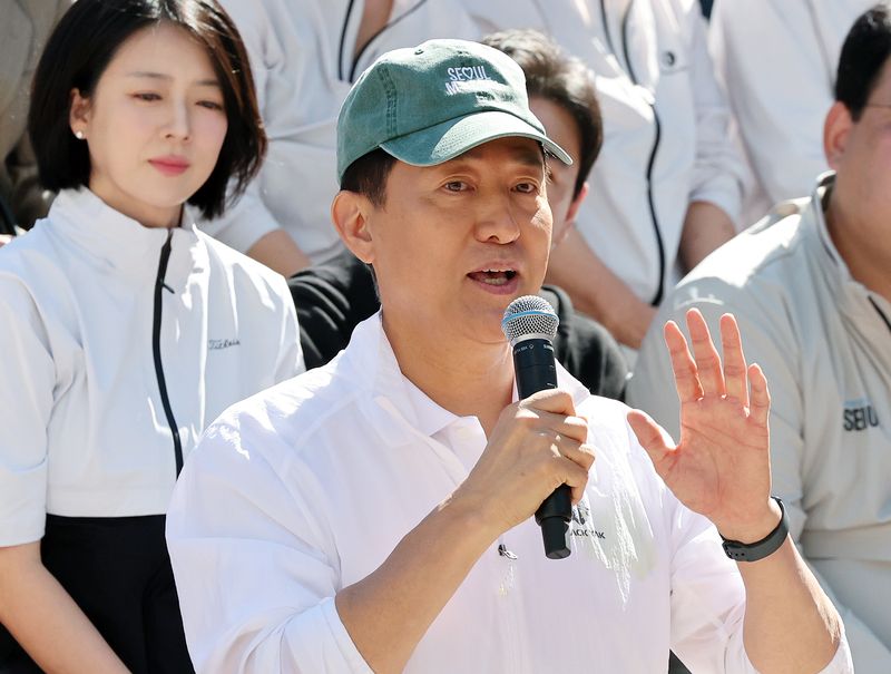 오세훈 서울시장이 18일 서울 송파구 문정역 펀 스테이션 개장행사에 참석해 축사를 하고 있다. 사진=뉴스1
