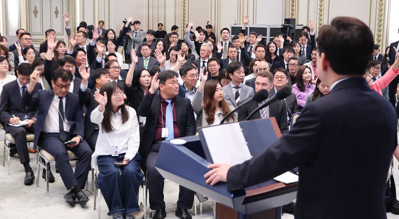 이재명 대통령이 18일 청와대 영빈관에서 열린 현안 기자회견에서 기자들의 질문을 받고 있다. 청와대통신사진기자단
