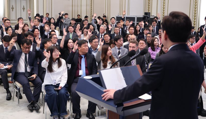 18일 청와대 영빈관에서 열린 이재명 대통령 기자회견에서 취재진이 질문하기 위해 손을 들고 있다. 연합뉴스