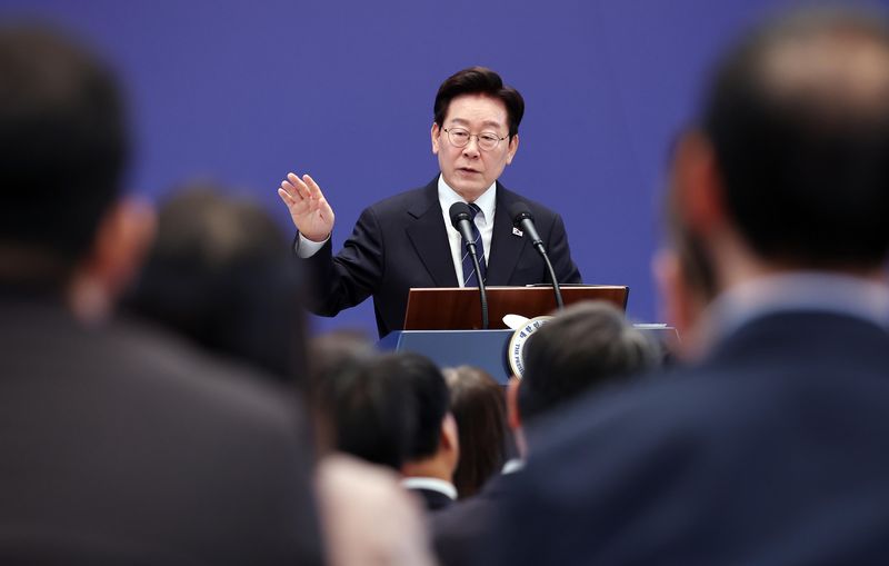 이재명 대통령이 18일 청와대 영빈관에서 열린 기자회견 '국민의 뜻, 국민의 삶 더 살피겠습니다'에서 취재진 질문에 답변하고 있다. 뉴시스