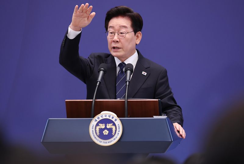 [서울=뉴시스] 김진아 기자 = 이재명 대통령이 18일 청와대 영빈관에서 열린 기자회견 '국민의 뜻, 국민의 삶 더 살피겠습니다'에서 취재진 질문에 답변하고 있다. 2026.09.18. bluesoda@newsis.com