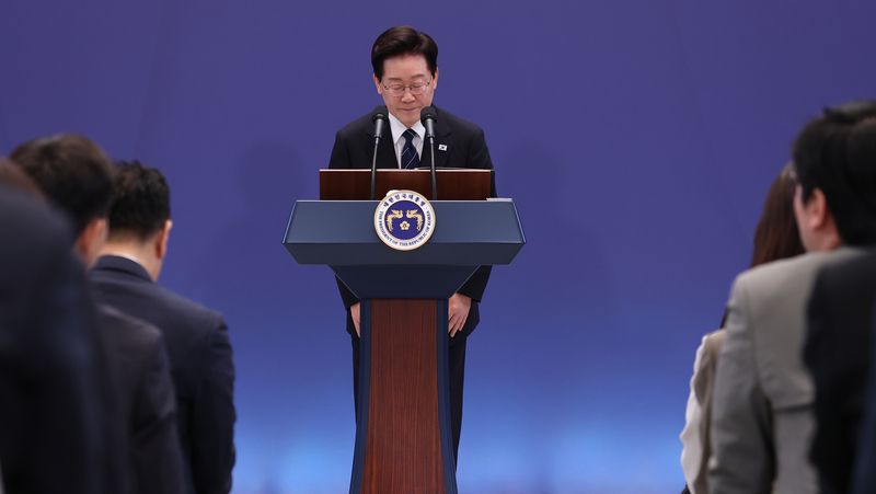 이재명 대통령이 18일 청와대 영빈관에서 기자회견을 마친 후 인사하고 있다. 연합뉴스