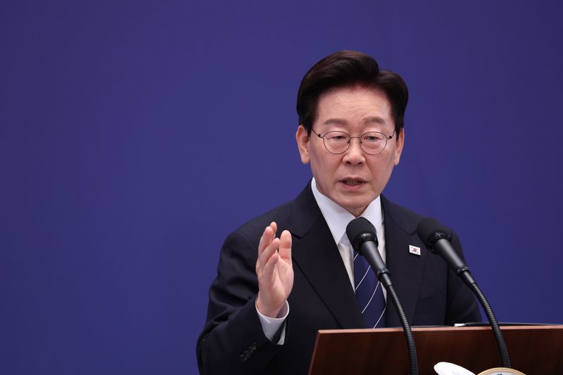이재명 대통령이 18일 청와대 영빈관에서 열린 기자회견에서 취재진 질문에 답하고 있다. 연합뉴스