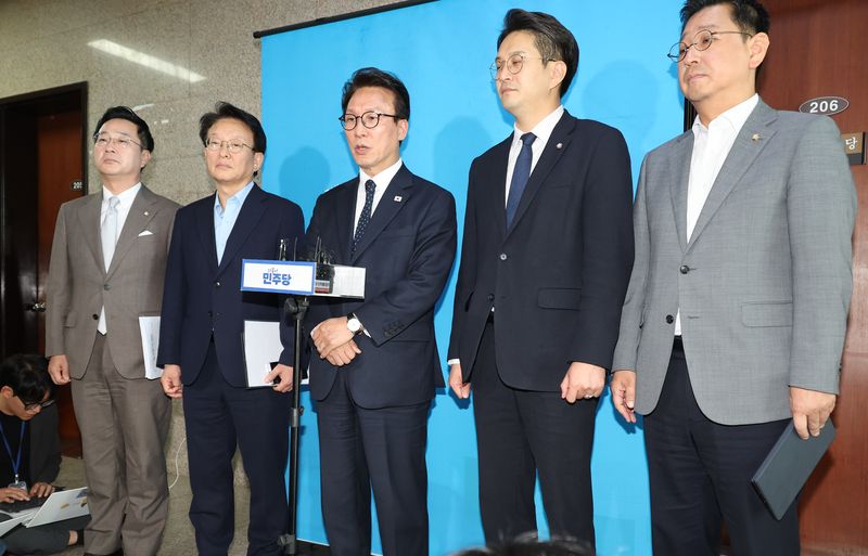 김민석 더불어민주당 대표가 18일 여의도 국회에서 이재명 대통령의 기자회견 관련 브리핑을 하고 있다. 뉴시스
