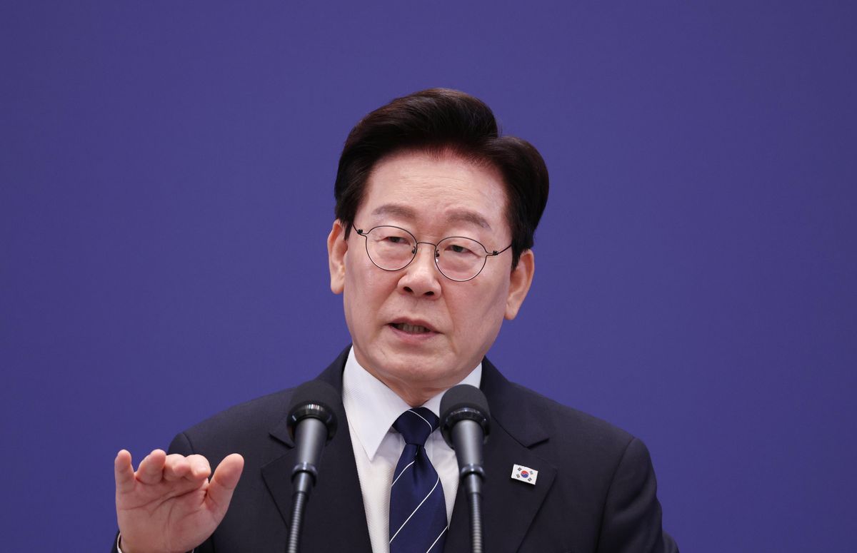 청와대 영빈관에서 기자회견 중 질문에 답하는 이재명 대통령