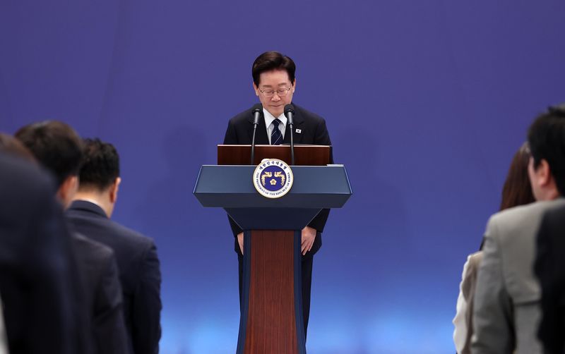 [서울=뉴시스] 김진아 기자 = 이재명 대통령이 18일 청와대 영빈관에서 기자회견 '국민의 뜻, 국민의 삶 더 살피겠습니다'를 마친 뒤 인사하고 있다. 2026.09.18. bluesoda@newsis.com