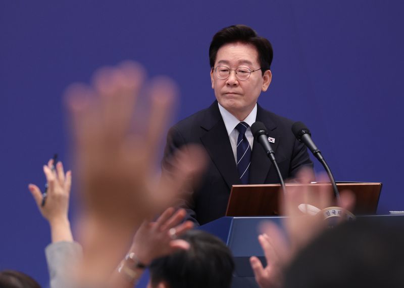 이재명 대통령이 18일 청와대 영빈관에서 열린 기자회견에서 취재진의 질문을 받고 있다. 연합뉴스