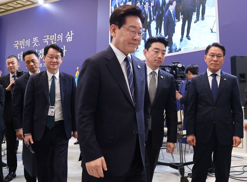 이재명 대통령이 18일 청와대 영빈관에서 열린 현안 기자회견을 마친 뒤 이동하고 있다. 청와대통신사진기자단