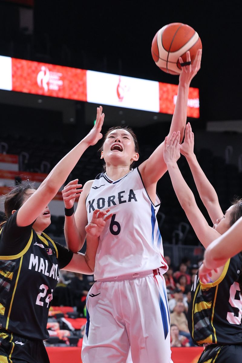 18일 일본 나고야 아이치인터내셔널 아레나에서 열린 2026 아이치·나고야 아시안게임 여자농구 예선 C조 1차전 대한민국과 말레이시아의 경기, 한국 최이샘이 슛을 하고 있다. 뉴스1