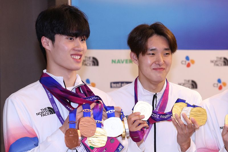 황선우와 김우민이 30일 중국 항저우의 한 호텔에서 열린 2022 항저우 아시안게임 메달리스트 기자회견에서 메달을 들고 있다. 황선우는 가장 많은 6개(금 2·은 2·동 2)의 메달을 목에 걸었고 김우민은 남자 자유형 400m·800m·계영 800m 3관왕에 올랐다. 2023.9.30 ⓒ 뉴스1 신웅수 기자