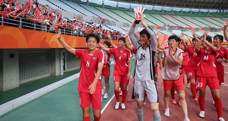14일 오후 일본 오사카 나가이스타디움에서 열린 2026 아이치·나고야 아시안게임 여자축구 예선 F조 1차전 북한과 방글라데시의 경기, 북한 선수들이 10-0으로 승리한 뒤 응원단에 다가가 인사하고 있다. 2026.9.14 ⓒ 뉴스1 안은나 기자