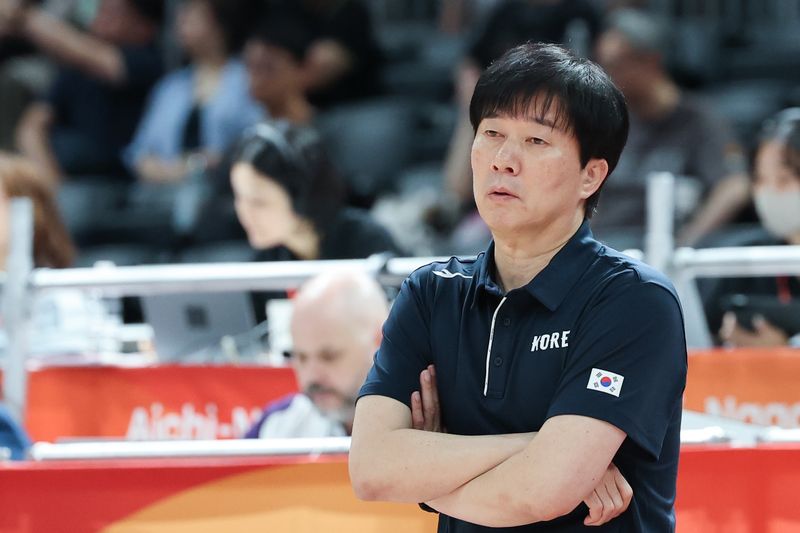 박수호 감독이 18일 일본 나고야 아이치인터내셔널 아레나에서 열린 2026 아이치·나고야 아시안게임 여자농구 예선 C조 1차전 대한민국과 말레이시아의 경기를 지켜보고 있다. 뉴스1