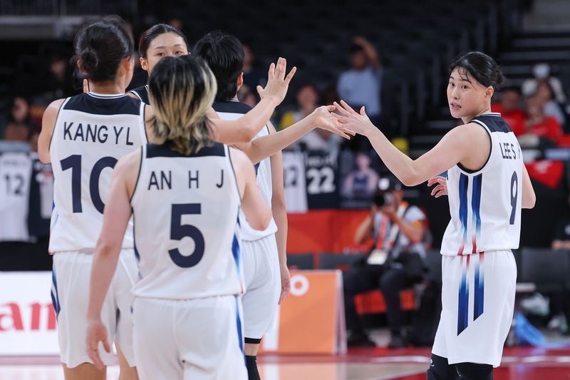 18일 일본 나고야 아이치인터내셔널 아레나에서 열린 2026 아이치·나고야 아시안게임 여자농구 예선 C조 1차전 대한민국과 말레이시아의 경기, 한국 이소희가 3점슛을 넣은 뒤 동료들과 하이파이브를 하고 있다. 뉴스1