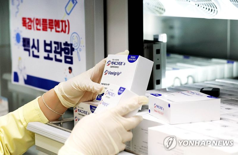 인플루엔자 백신 재고 확인하는 보건소 (출처=연합뉴스)
