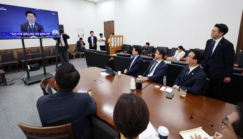 김민석 더불어민주당 대표 등 지도부가 18일 서울 여의도 국회에서 이재명 대통령 기자회견 방송을 시청하고 있다. 뉴시스