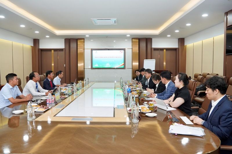 한수원KNP 대표단(오른쪽)이 지난 10일 호찌민시에서 베트남 PV컬리지 대표단과 원전 인력 양성 협력에 대해 논의하고 있다. 페트로베트남 제공