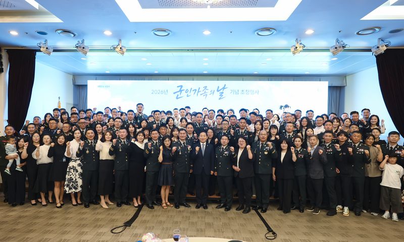 18일 오전 국방컨벤션에서 열린 제3회 군인가족의 날 기념식에서 행사에 참석한 군인 및 군인가족들이 기념촬영을 하고 있다. 국방부 제공