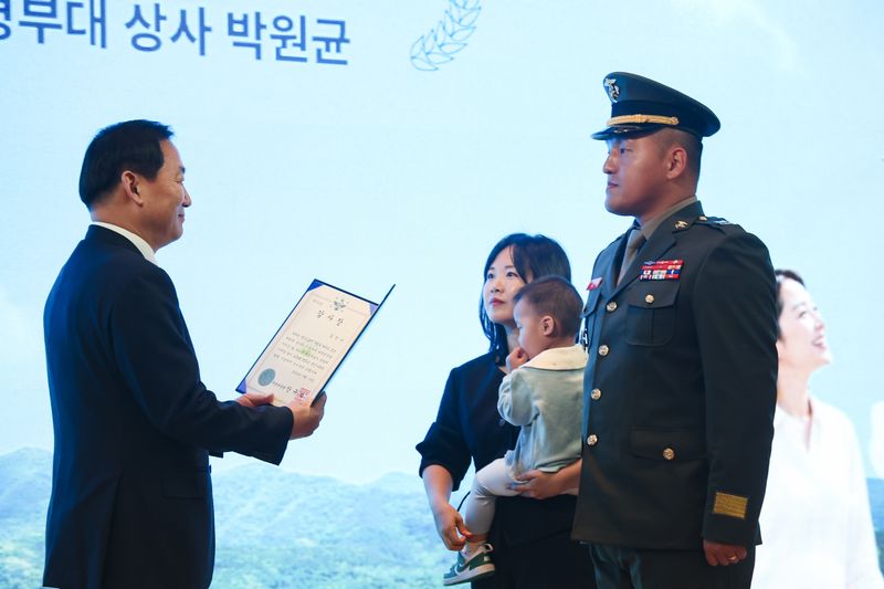 18일 오전 국방컨벤션에서 열린 제3회 군인가족의 날 기념식에서 이두희 국방부차관이 군인가족 수기공모전 우수 수상자로 선정된 군인가족에게 감사장을 수여하고 있다. 국방부 제공