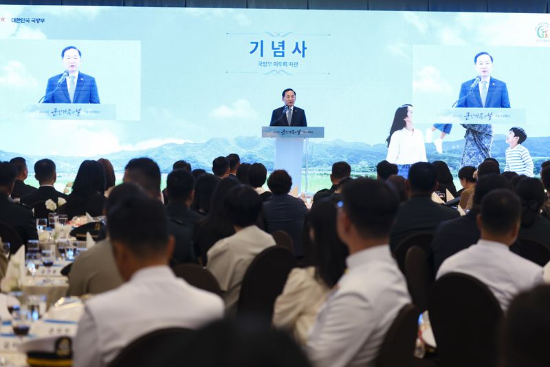 18일 오전 국방컨벤션에서 열린 제3회 군인가족의 날 기념식에서 이두희 국방부차관이 기념사를 하고 있다. 국방부 제공