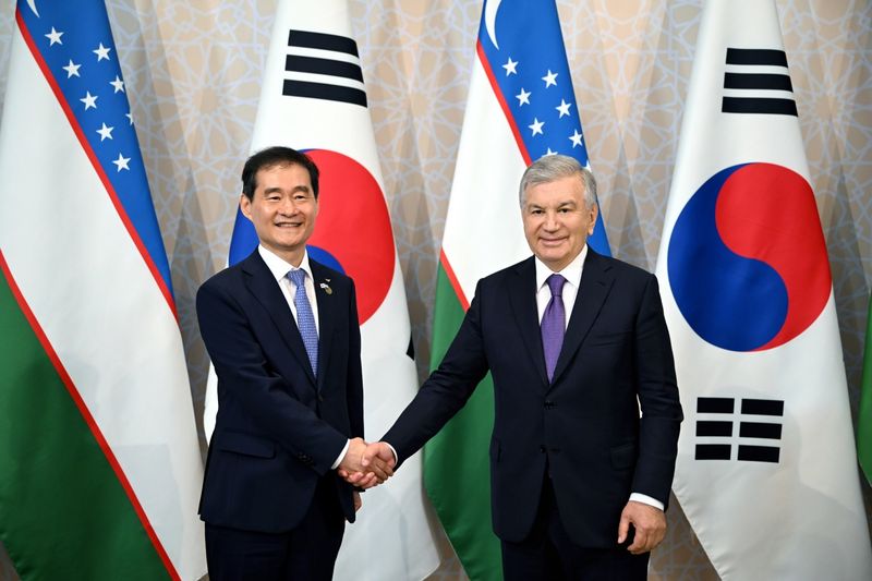 김범호 인천국제공항공사 사장직무대행(왼쪽)이 지난 15일 신라호텔 서울 영빈관에서 열린 '한-우즈베키스탄 비즈니스 포럼'에서 샤브카트 미르지요예프 우즈베키스탄 대통령과 면담 후 기념촬영을 하고 있다. 인천국제공항공사 제공