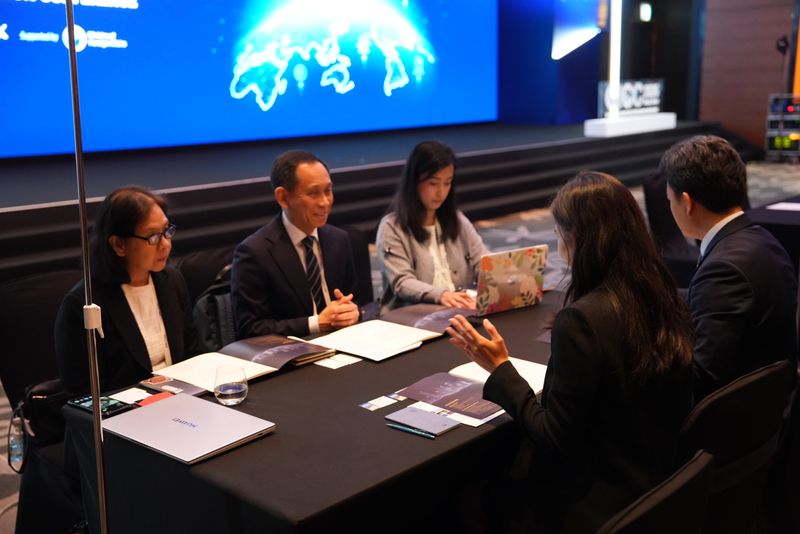 지난 16일 건설공제조합 해외사업 담당자들이 GICC 행사에서 필리핀 기지전환개발청 관계자들과 업무 협의를 하고 있다. 건설공제조합 제공