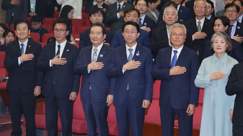 문재인 전 대통령과 김정숙 여사, 김민석 더불어민주당 대표 등이 18일 서울 여의도 국회 의원회관에서 열린 9.19 평양공동선언 및 남북군사합의 8주년 기념식에서 국민의례를 하고 있다. 왼쪽부터 정동영 통일부 장관, 김민석 더불어민주당 대표, 정세균 전 국회의장, 조정식 국회의장, 문 전 대통령, 김 여사. 뉴스1