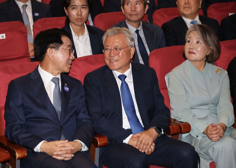 문재인 전 대통령과 조정식 국회의장이 18일 국회 의원회관에서 열린 9.19 평양공동선언 및 남북군사합의 8주년 기념식에서 대화하고 있다. 연합뉴스