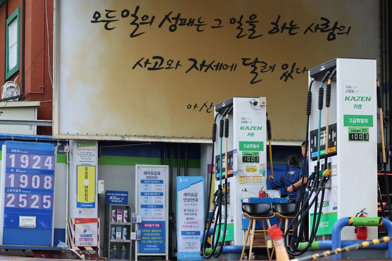 10차 석유 최고가격제 발표를 앞둔 18일 서울 시내 주유소에 유가가 표시되어 있다. 사진=연합뉴스