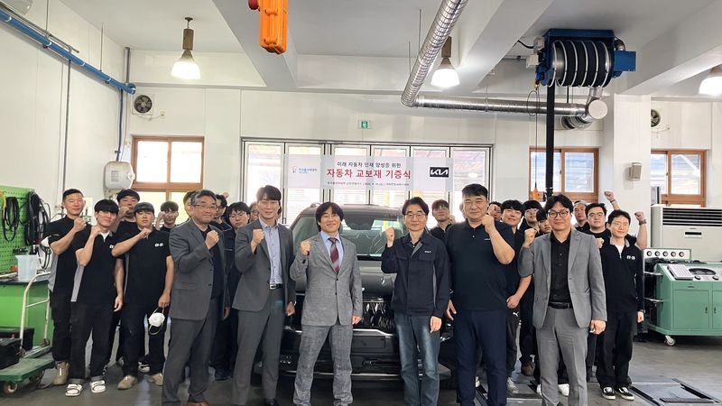 남인천폴리텍은 18일 본관 회의실에서 기아인천서비스센터와 교보재 차량 기증식을 열고 하이브리드 차량 1대를 교육용 교보재로 전달받았다. 남인천폴리텍 제공.