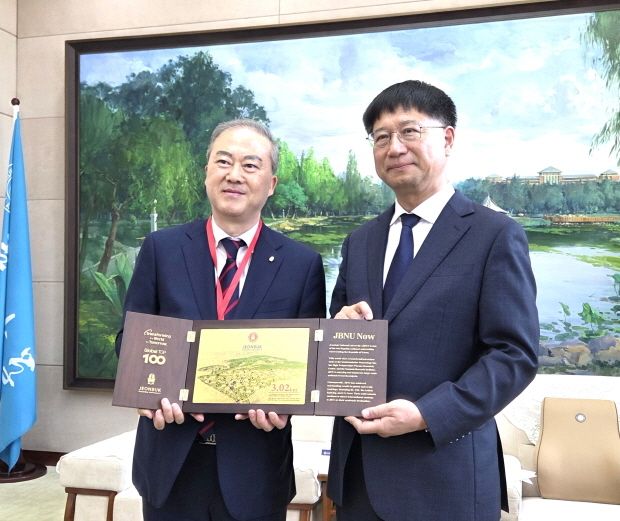 양오봉 전북대 총장(사진 왼쪽)이 장희 중국 길림대학교 총장은 만나 개교 80주년을 축가하는 기념품을 전달하고 있다.(전북대 제공, 재판매 및 DB 금지).