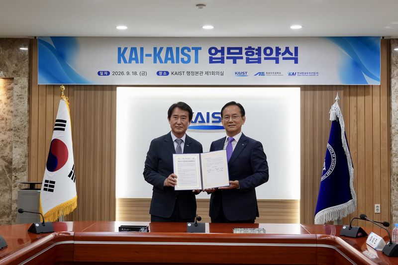 18일 대전 한국과학기술원(KAIST) 본원에서 KAI-KAIST 업무협약에 서명한 후 KAIST 배충식 총장(왼쪽)과 KAI 김종출 사장이 기념촬영하고 있다. KAI 제공