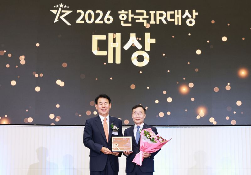 신한금융지주는 18일 한국IR협의회가 서울 영등포구 한국거래소에서 개최한 '2026 한국IR대상' 시상식에서 최고 영예인 금융위원장상 '대상'을 수상하고, 이날 시상식에 참석한 정은보 한국거래소 이사장(왼쪽부터)과 장정훈 신한금융지주 재무부문장이 기념촬영을 하고 있다. 신한금융지주 제공