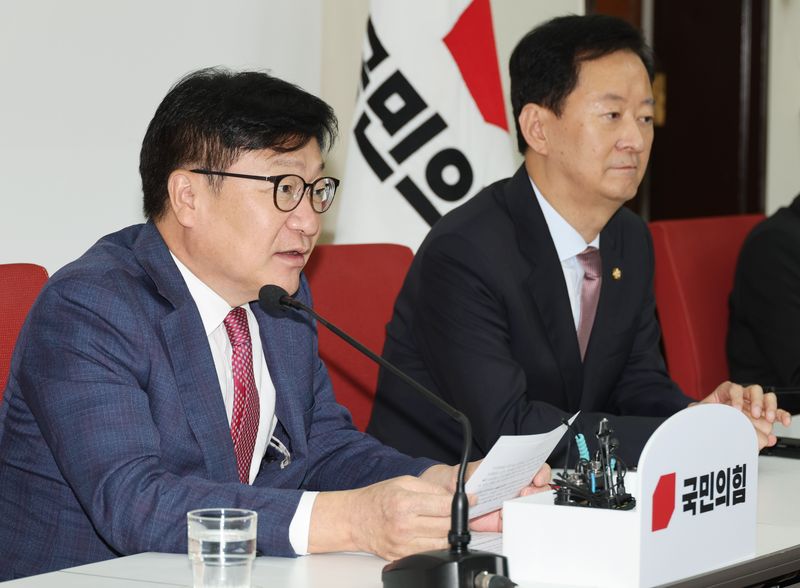 정점식(왼쪽) 국민의힘 원내대표가 18일 여의도 국회에서 이재명 대통령의 기자회견 관련 기자간담회를 하고 있다. 뉴시스