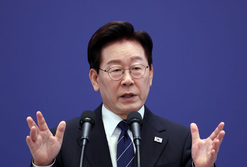 이 대통령, 100여분 간 스탠딩 기자회견