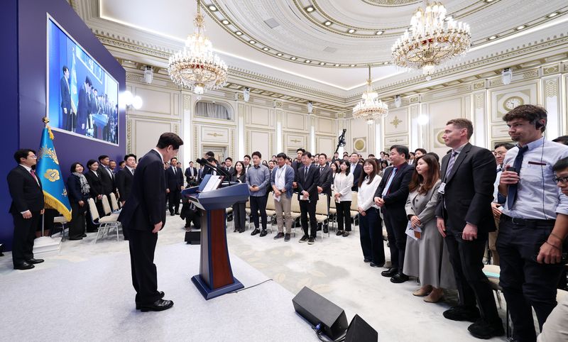 [서울=뉴시스] 김진아 기자 = 이재명 대통령이 18일 청와대 영빈관에서 열린 기자회견 '국민의 뜻, 국민의 삶 더 살피겠습니다'에서 인사하고 있다. 2026.09.18. bluesoda@newsis.com