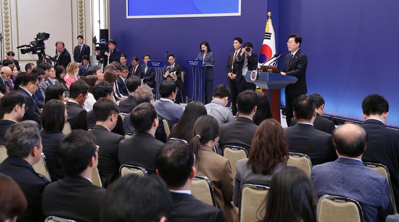 [서울=뉴시스] 김진아 기자 = 이재명 대통령이 18일 청와대 영빈관에서 열린 기자회견 '국민의 뜻, 국민의 삶 더 살피겠습니다'에서 발언하고 있다. 2026.09.18. bluesoda@newsis.com