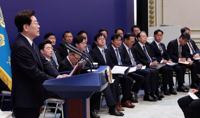 [서울=뉴시스] 김진아 기자 = 청와대 참모진이 18일 청와대 영빈관에서 열린 기자회견 '국민의 뜻, 국민의 삶 더 살피겠습니다'에서 이재명 대통령의 발언을 듣고 있다. 2026.09.18. bluesoda@newsis.com