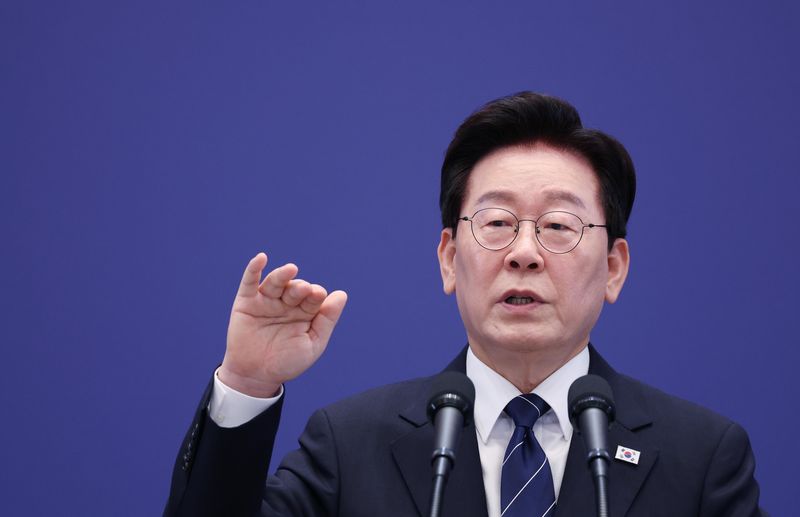 이재명 대통령이 18일 청와대 영빈관에서 열린 기자회견 '국민의 뜻, 국민의 삶 더 살피겠습니다'에서 취재진 질문에 답변하고 있다. 뉴시스