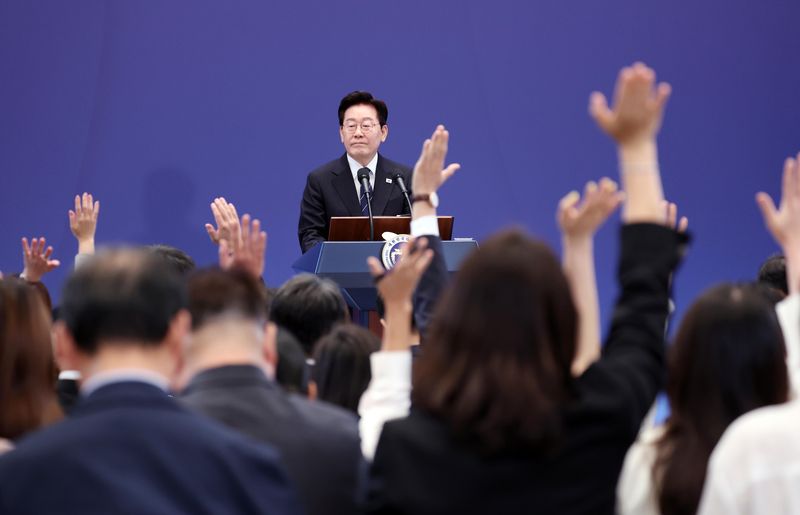 [서울=뉴시스] 김진아 기자 = 이재명 대통령이 18일 청와대 영빈관에서 열린 기자회견 '국민의 뜻, 국민의 삶 더 살피겠습니다'에서 취재진 질문을 받고 있다. 2026.09.18. bluesoda@newsis.com