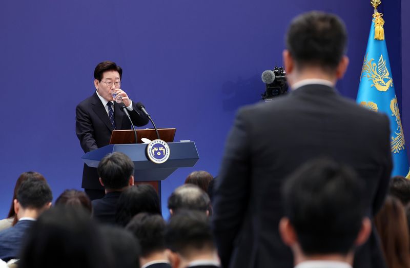 [서울=뉴시스] 김진아 기자 = 이재명 대통령이 18일 청와대 영빈관에서 열린 기자회견 '국민의 뜻, 국민의 삶 더 살피겠습니다'에서 물을 마시고 있다. 2026.09.18. bluesoda@newsis.com