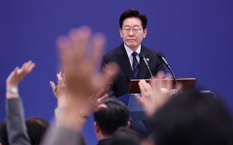 [서울=뉴시스] 김진아 기자 = 이재명 대통령이 18일 청와대 영빈관에서 열린 기자회견 '국민의 뜻, 국민의 삶 더 살피겠습니다'에서 취재진 질문을 받고 있다. 2026.09.18. bluesoda@newsis.com