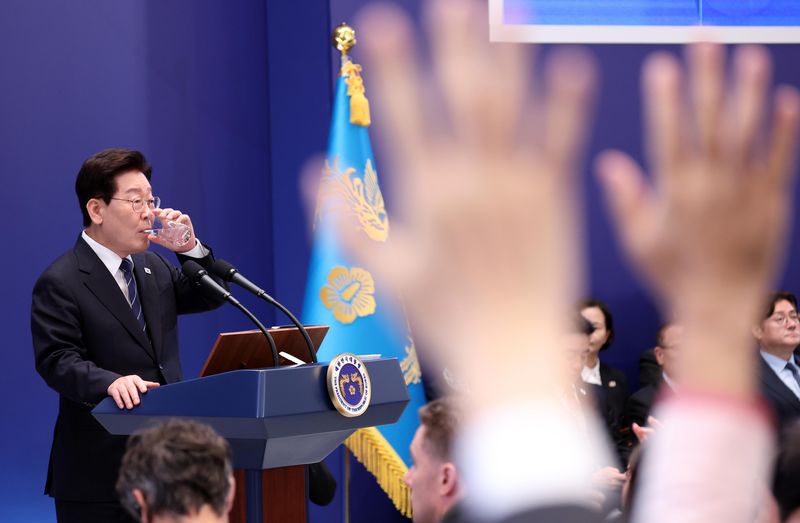 [서울=뉴시스] 김진아 기자 = 이재명 대통령이 18일 청와대 영빈관에서 열린 기자회견 '국민의 뜻, 국민의 삶 더 살피겠습니다'에서 물을 마시고 있다. 2026.09.18. bluesoda@newsis.com