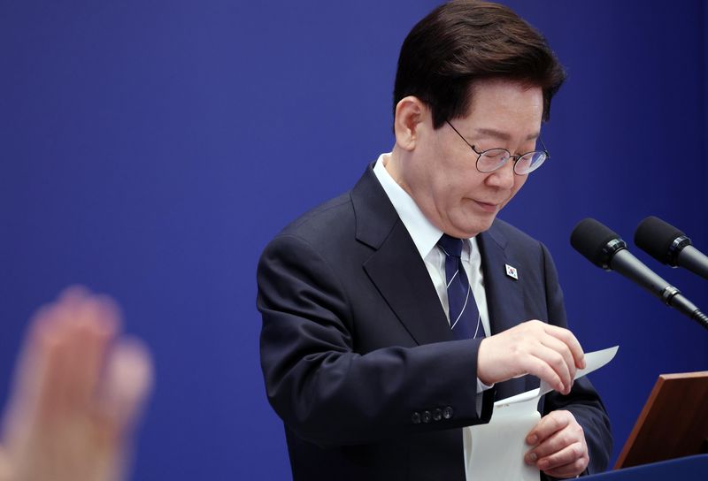 [서울=뉴시스] 김진아 기자 = 이재명 대통령이 18일 청와대 영빈관에서 열린 기자회견 '국민의 뜻, 국민의 삶 더 살피겠습니다'에서 메모지를 넘기고 있다. 2026.09.18. bluesoda@newsis.com