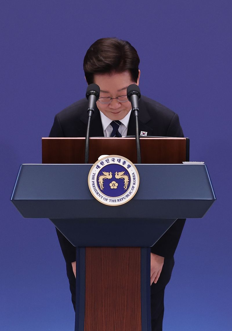 [서울=뉴시스] 김진아 기자 = 이재명 대통령이 18일 청와대 영빈관에서 기자회견 '국민의 뜻, 국민의 삶 더 살피겠습니다'를 마친 뒤 인사를 하고 있다. 2026.09.18. bluesoda@newsis.com