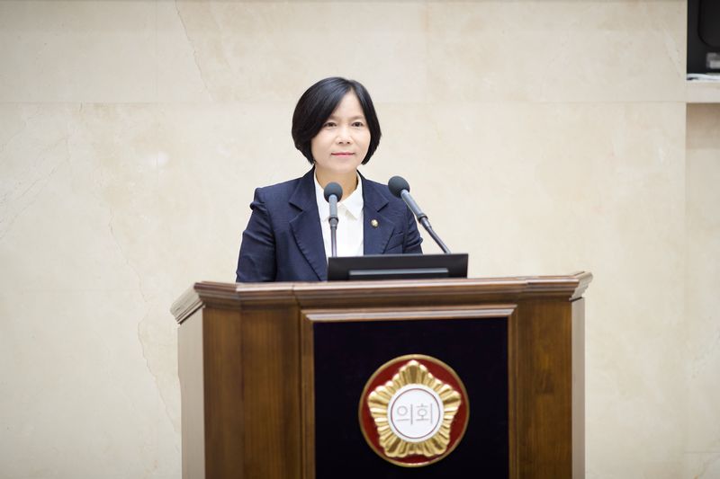 신현녀 용인시의원이 제306회 제1차 정례회 제3차 본회의에서 시정질문을 하고 있다. 시의회 제공