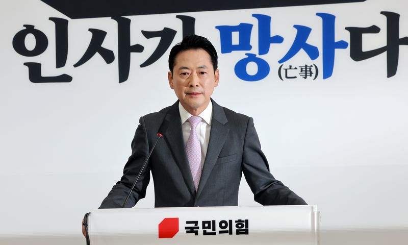 장동혁 국민의힘 대표가 18일 국회에서 이재명 대통령 기자회견과 관련해 입장을 밝히고 있다. 연합뉴스