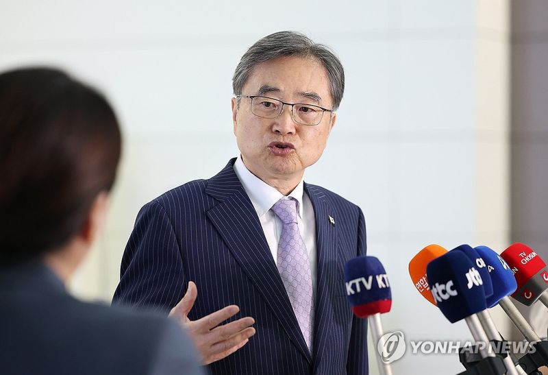 출국에 앞서 질문에 답하는 조현 외교부 장관 (출처=연합뉴스)