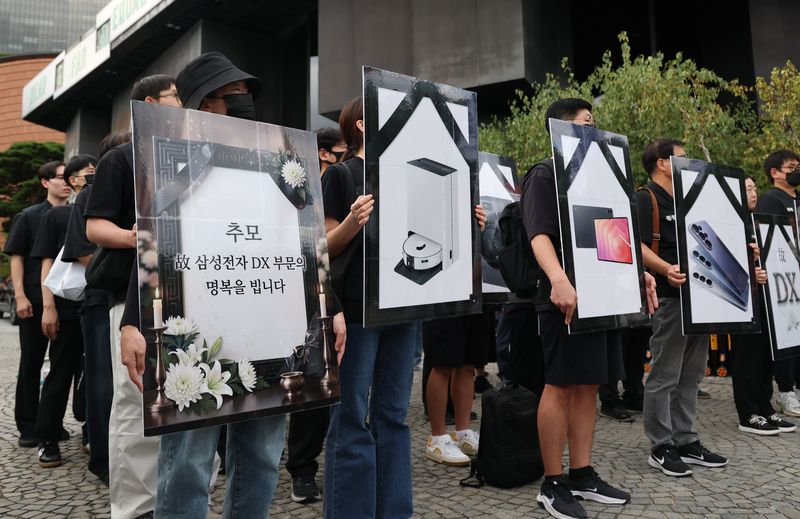 18일 용산구에 위치한 이재용 삼성전자 회장 자택 앞에서 삼성전자 디바이스경험(DX) 부문 직원 중심으로 구성된 노동조합 '동행' 조합원들이 보상 격차 해소를 촉구하는 집회를 하고 있다. 연합뉴스